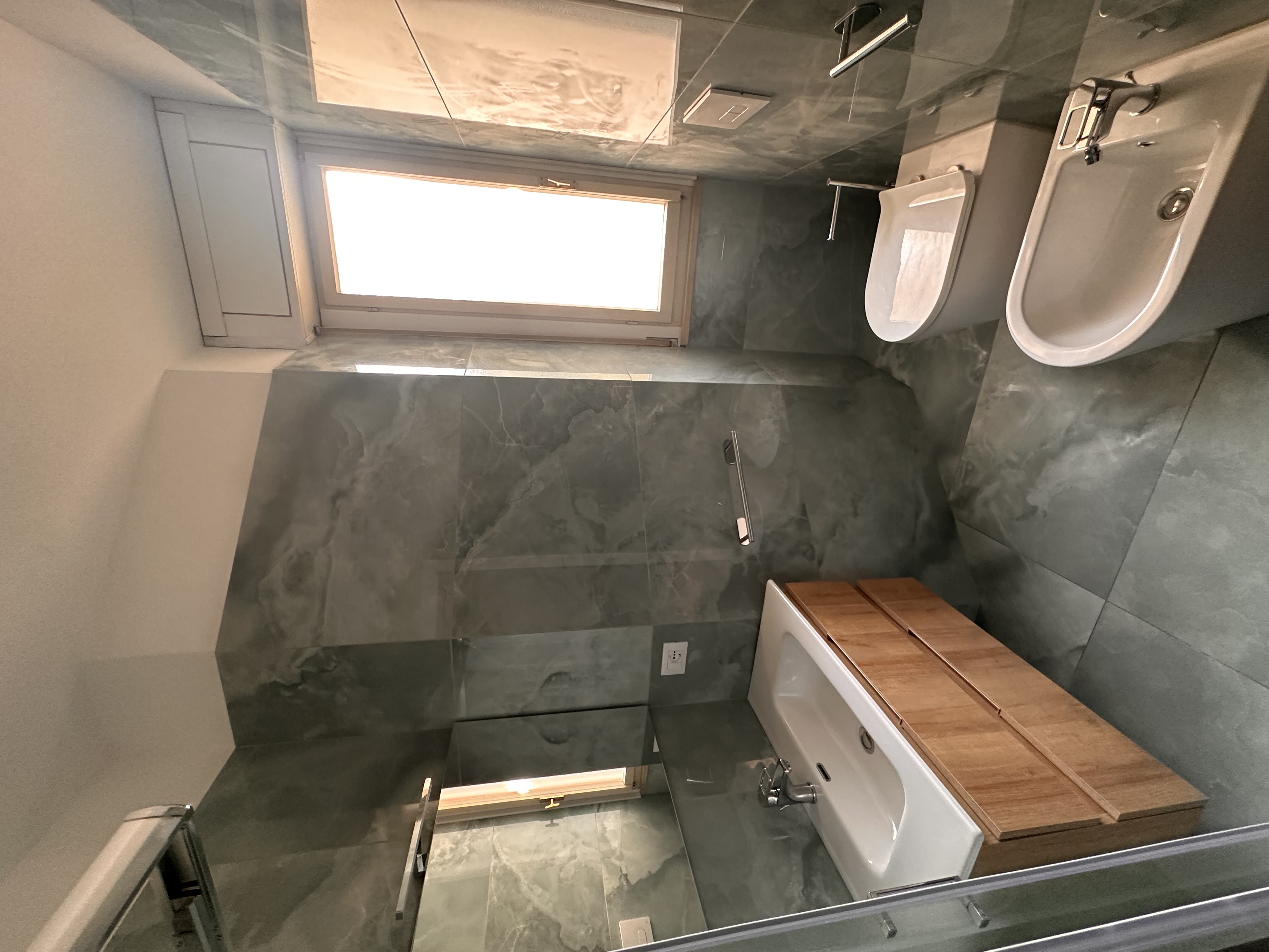 Bagno con rivestimenti verdi